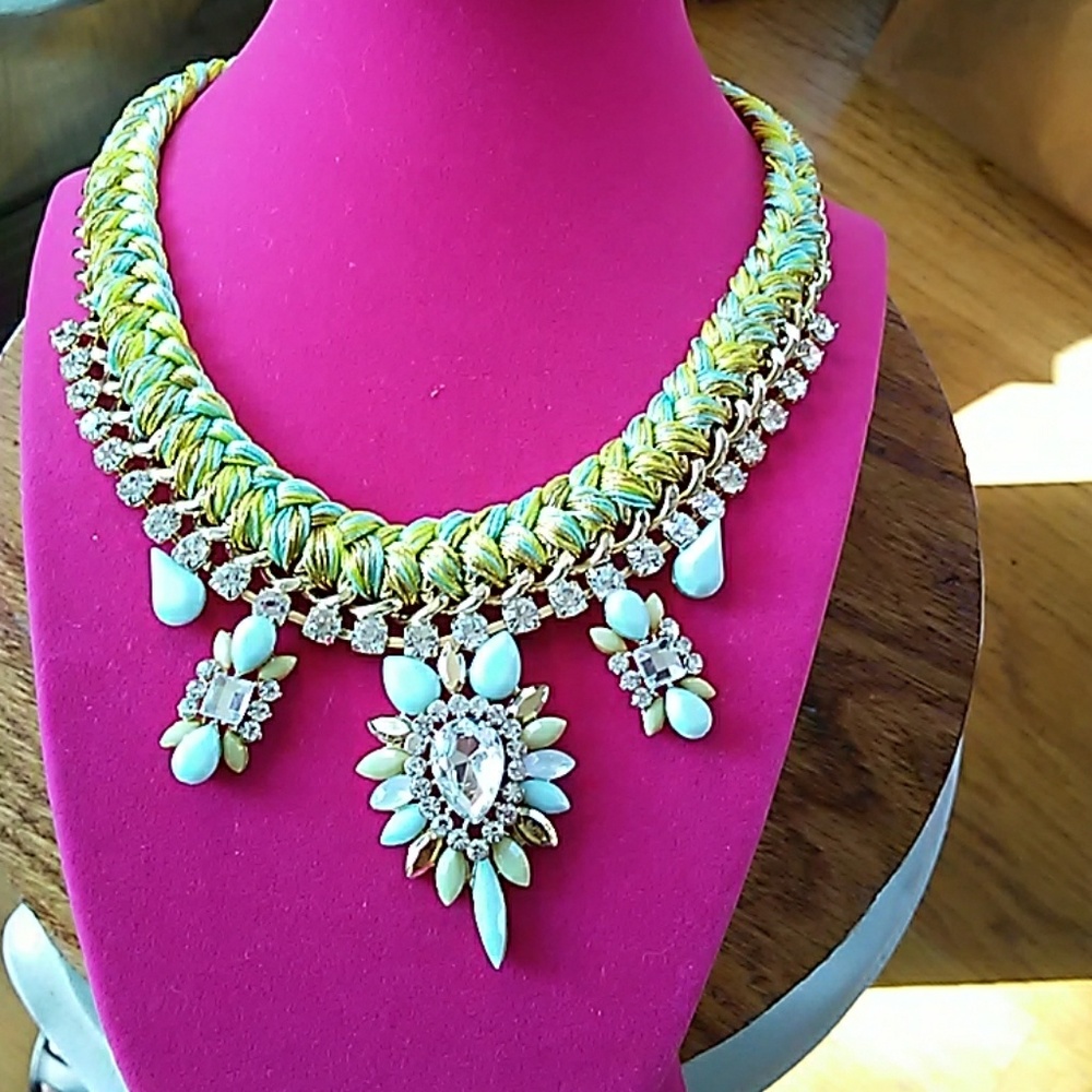 STATEMENT NECKLACE! - Picture 6 of 8